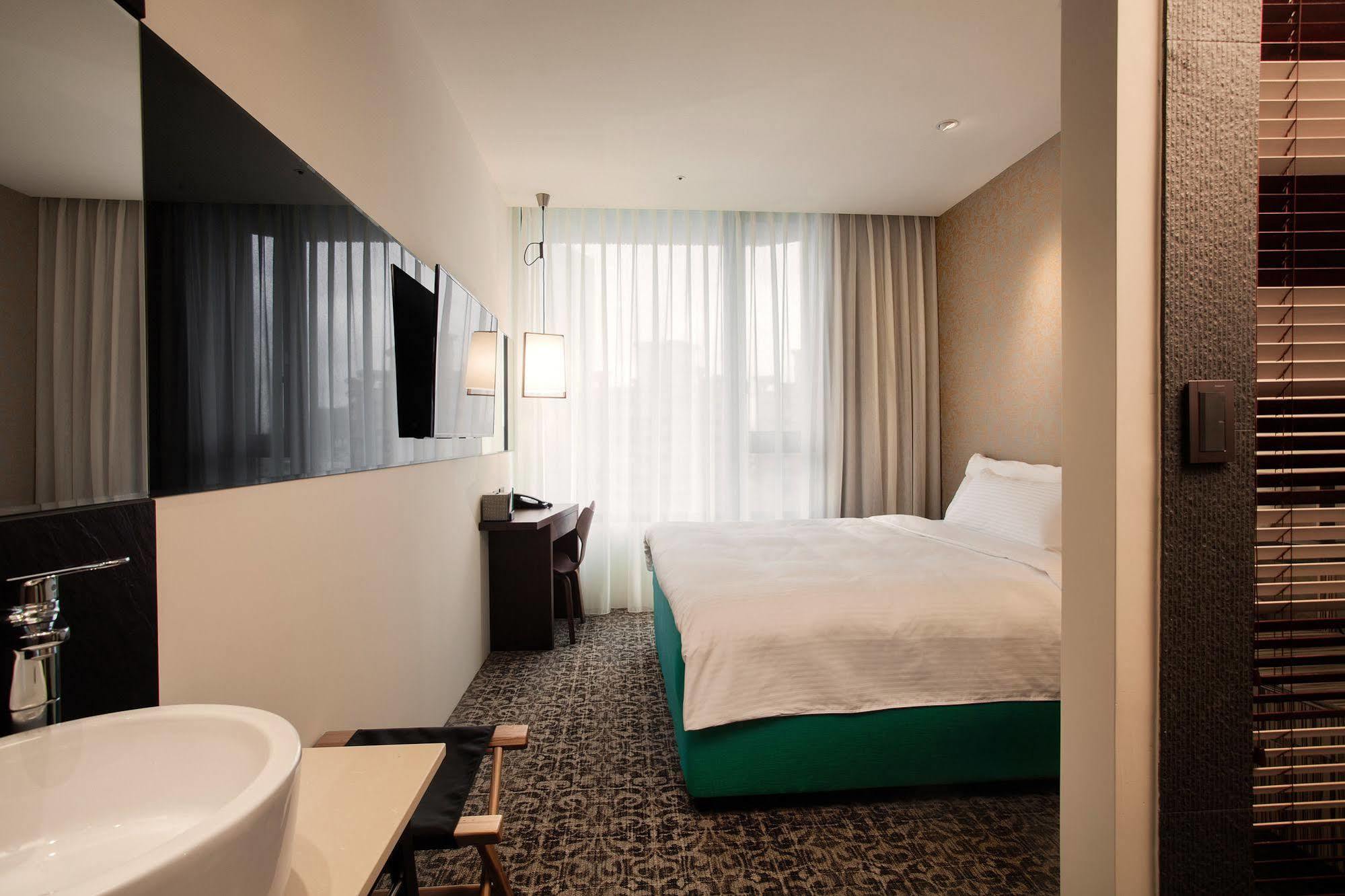 Lacle Hotel-Luzhou Taipei Exterior photo